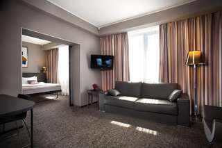 Отель Mercure Kyiv Congress Киев Люкс с кроватью размера "king-size" и диваном-кроватью-2